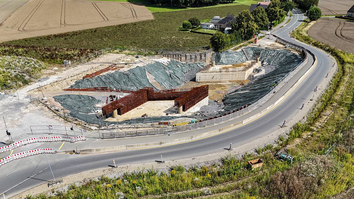 Noch liegt die Baustelle an der Milser Straße brach. Eine neue Baufirma soll nach erfolgter Ausschreibung die Arbeiten fortführen. | © Stefan Gerold
