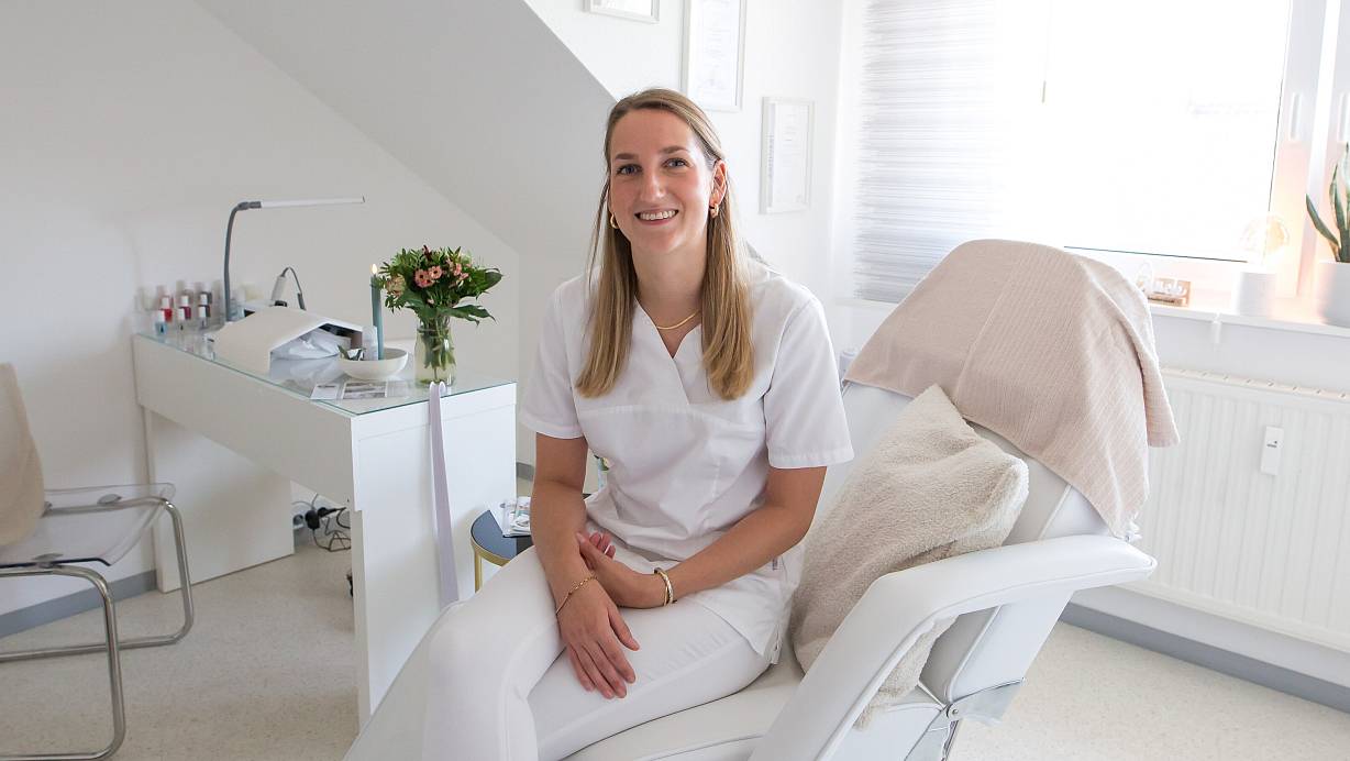 Alina Paul aus dem Kreis Gütersloh verwirklicht den Traum von der Selbstständigkeit. Sie hat eigene Räume in einem Wohnhaus umfunktioniert. | © Andre Schneider