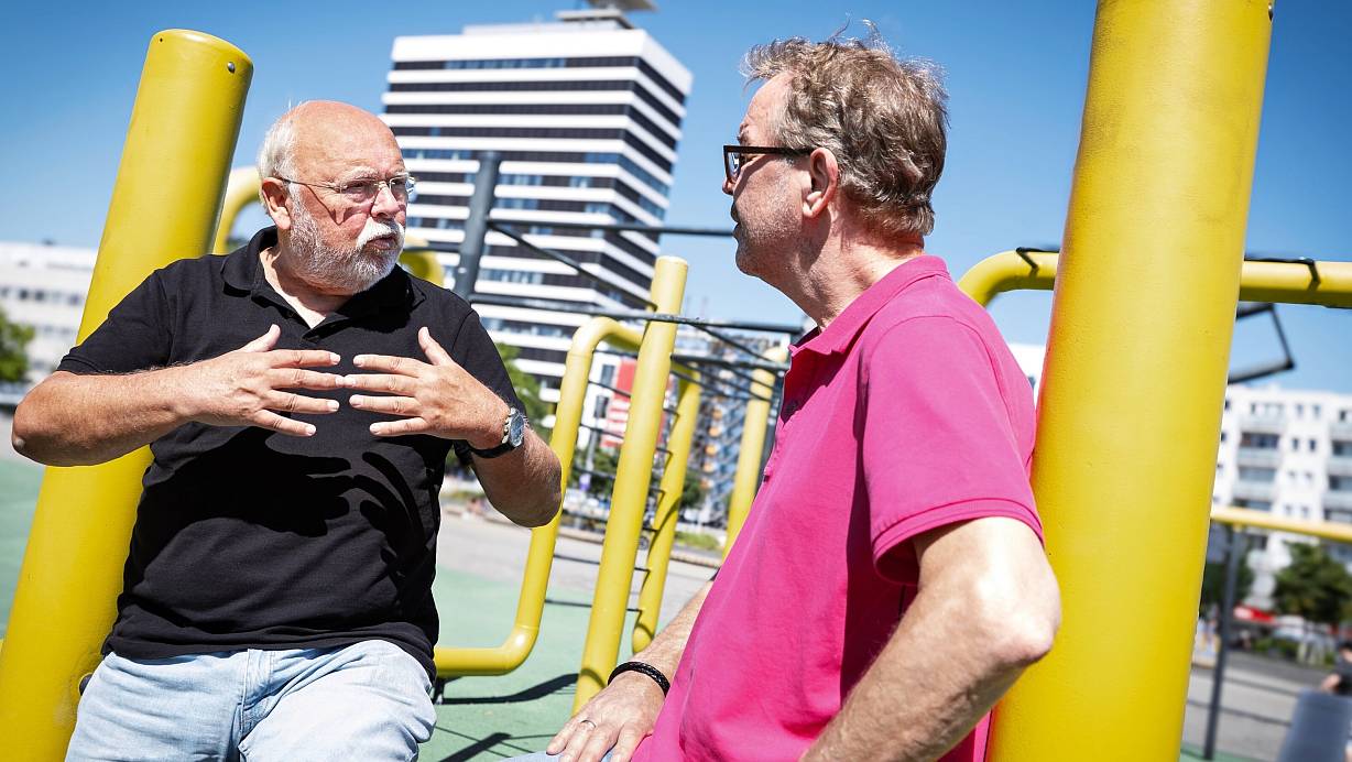 Ex-Unternehmer Peter Albrecht (l.) debattiert im Sommergespräch mit NW-Redakteuer Stefan Brams auch über die Sicherheit in Bielefeld. | © Barbara Franke