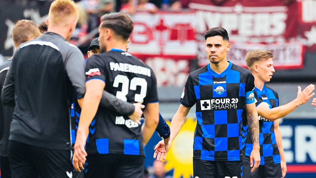 Um Paderborns Raphael Obermair (Mitte) ranken sich nach wie vor Spekulationen um einen möglichen Wechsel zum 1. FC Köln. | © BESIM MAZHIQI