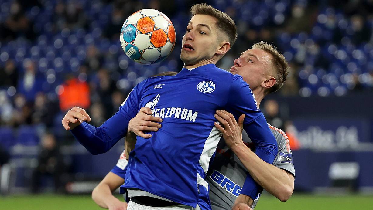 In der vergangenen Zweitliga-Saison waren Schalkes Stürmer Marvin Pieringer (vorne) und SCP-Verteidiger Jasper van der Werff noch Gegenspieler. Nun dürften beide Teamkollegen sein. | © picture alliance / Jb-sportfoto