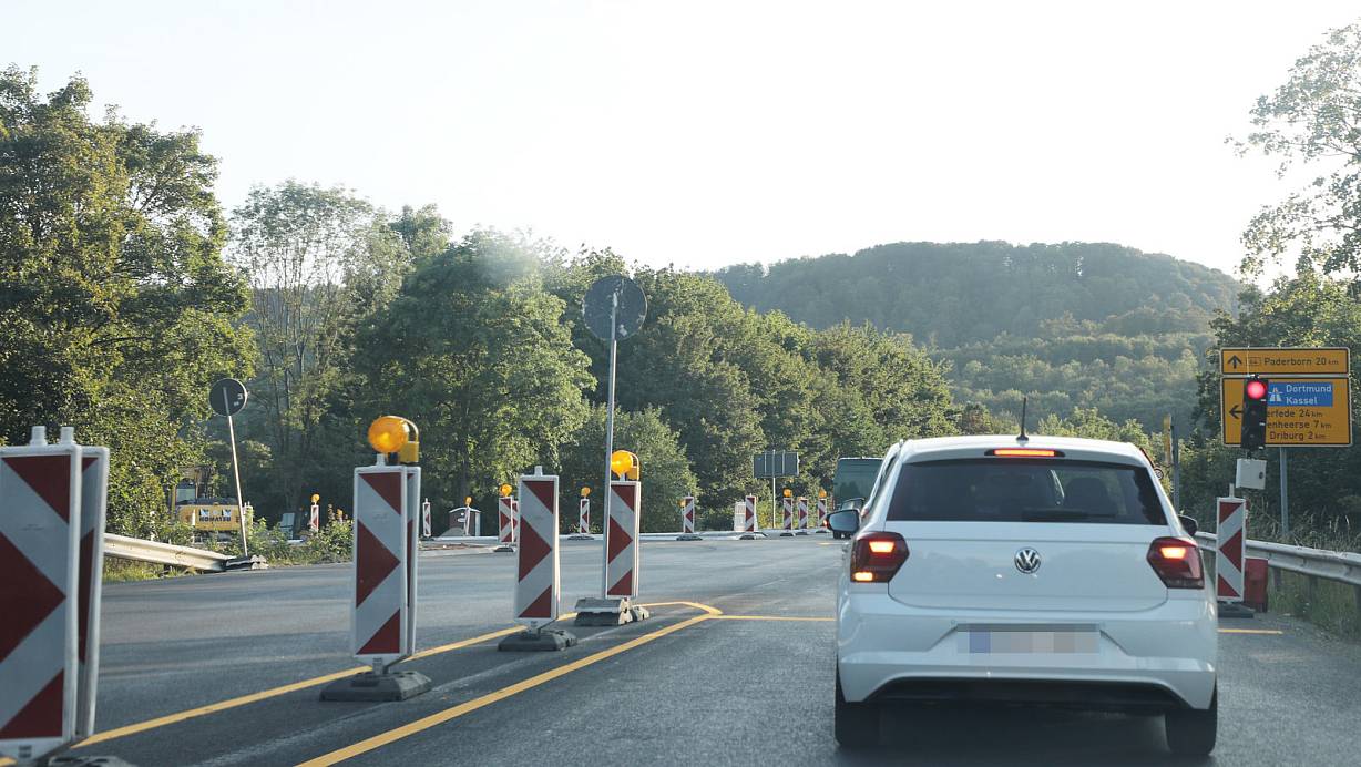 Kreuzungsbereich: Die Ampel steht derzeit auf der neuen Fahrbahn an der Einnmündung der Bundesstraße 64 zur Dringenberger Straße /Landesstraße 954. | © Simone Flörke