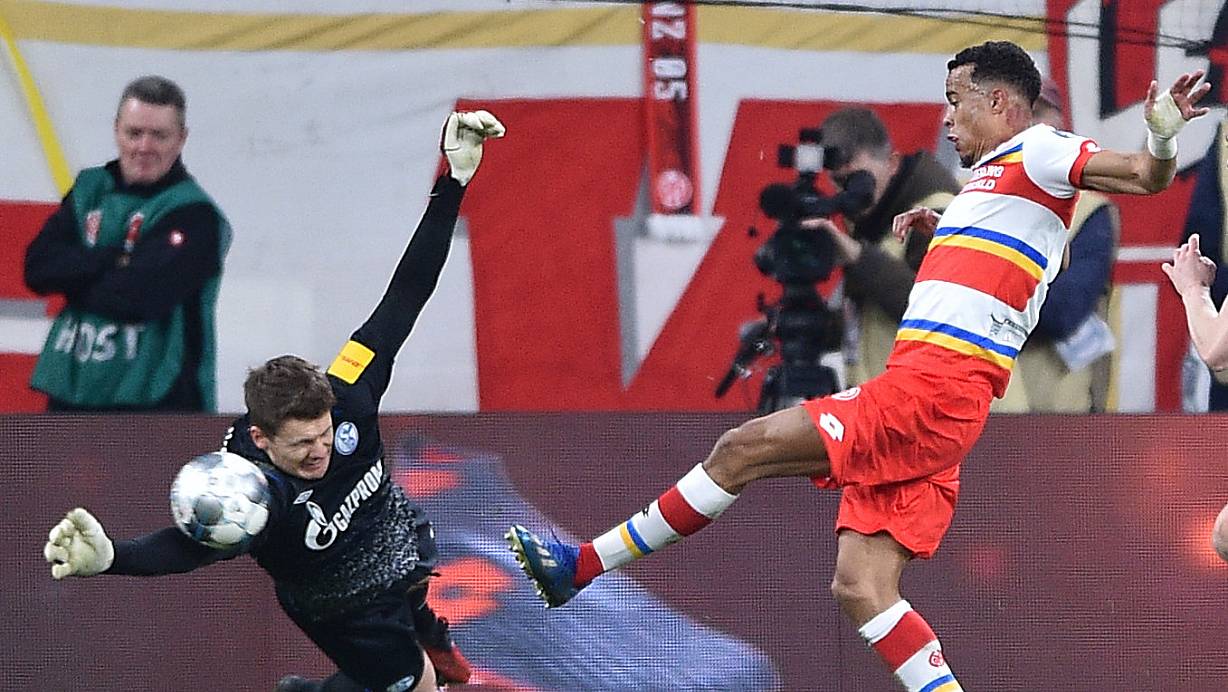 FSV-Torjäger Robin Quaison (r.), hier gegen Schalkes Keeper Alexander Nübel, hat schon elf Saisontreffer auf dem Konto, lässt aber ebenso wie seine Teamkollegen die nötige Konstanz vermissen. | © picture alliance/dpa