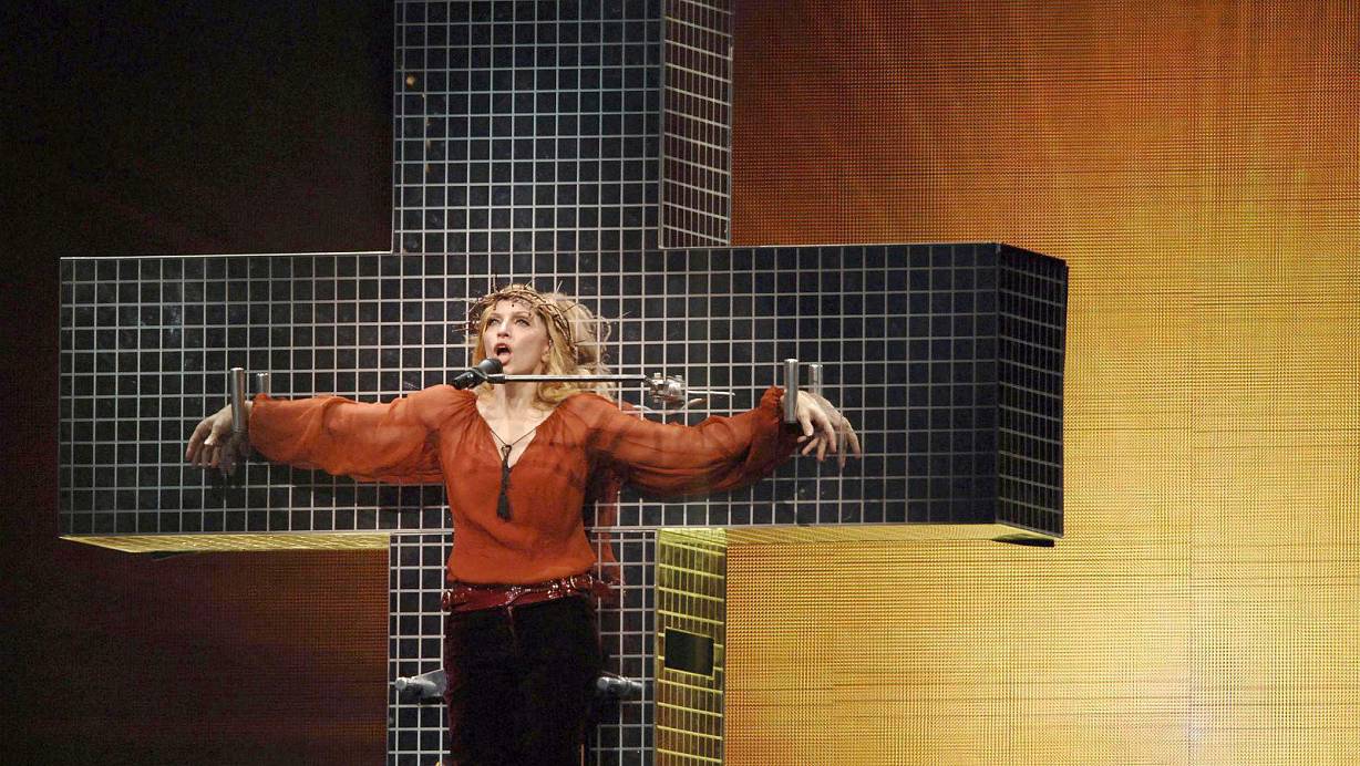 Madonna inszenierte während ihrer „Confessions"-Tour 2006 eine Kreuzigung, hier bei einem Konzert in Cardiff (Wales). | © picture-alliance/ dpa