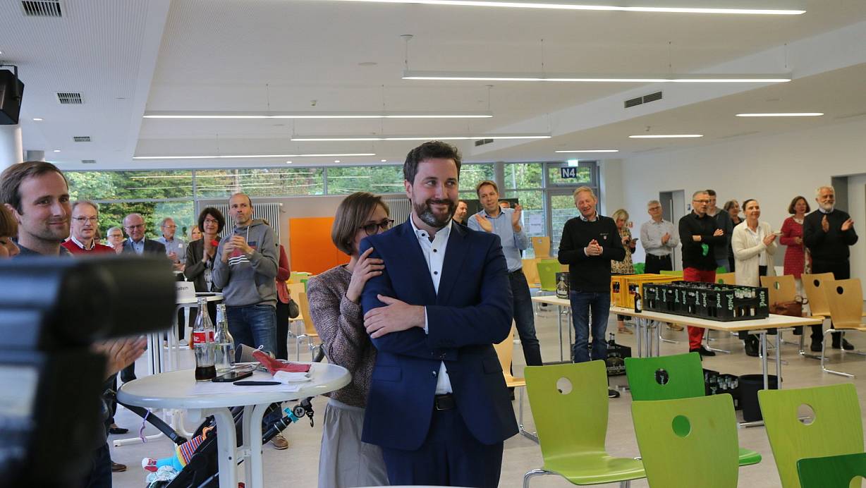 Wiedergewählt: Der alte und neue Bürgermeister Marco Diethelm starrte angespannt auf die Ergebniswand. Bis zur Auszählung des letzten Bezirks blieb die Wahl in Herzebrock-Clarholz offen. Diethelm gewann 9 Wahlbezirke, Harald Loermann 8. | © Robert Becker