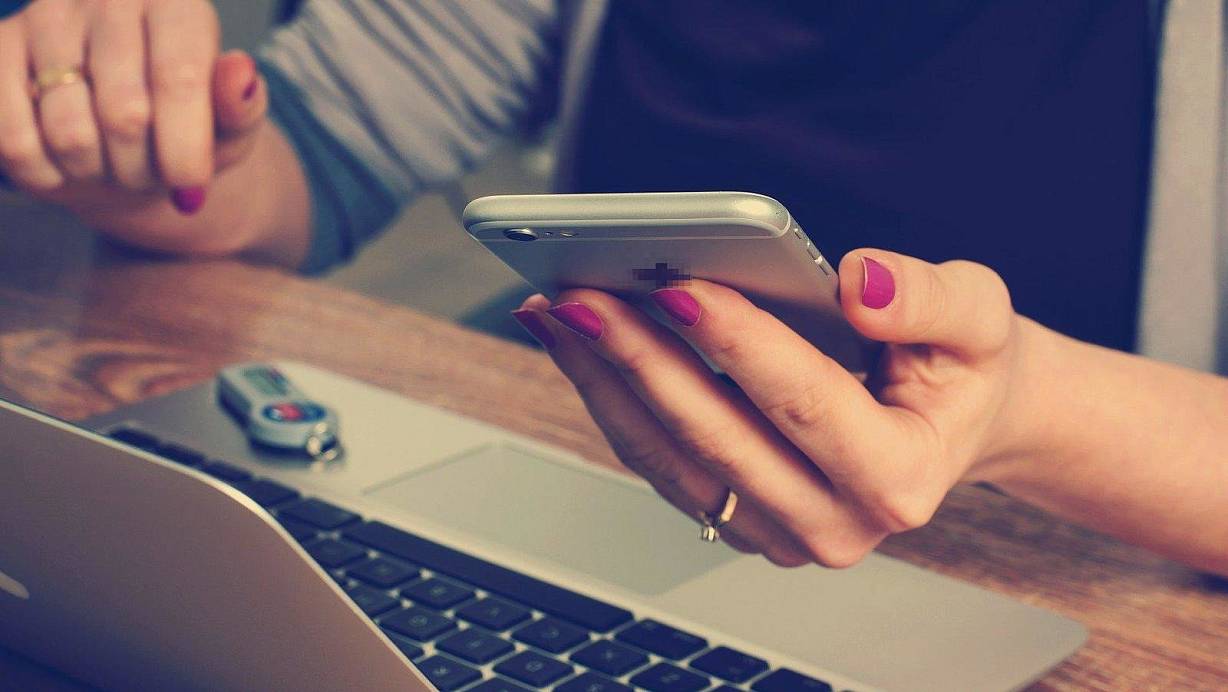 Hunderte SMS, zahllose Mails und WhatsApp-Nachrichten in kürzester Zeit.Angelika M. beendet die Beziehung zu ihrem Freund, doch der stellt ihr nach. | © Pixabay (Symbolbild)