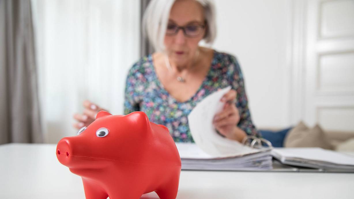 Der Tipp des Finanzberaters: Frauen sollten sich einmal ausrechnen, wie viel Geld sie im Rentenalter zur Verfügung hätten, wenn der Ehepartner nicht da wäre. | © picture alliance