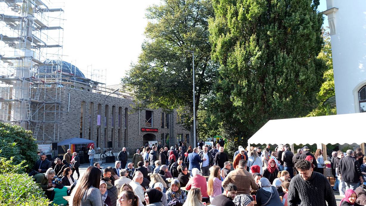 Zum Sommerfest der Türkisch-Islamischen Gemeinde zu Bünde waren viele Gemeindemitglieder und auch Nachbarn gekommen. | © Katharina Eisele