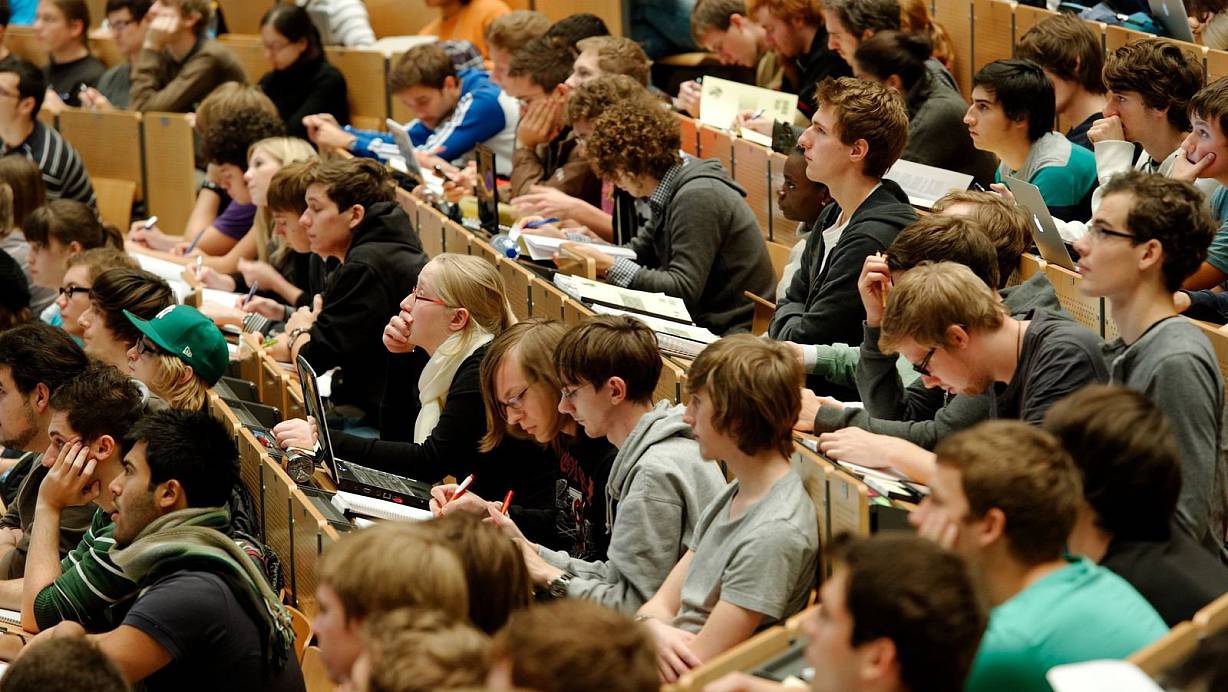 Potenzielle Stipendiaten: Die Stiftung „Studienfonds OWL" und ihre Förderer unterstützen Studenten in der Region mit Stipendien. | © dpa