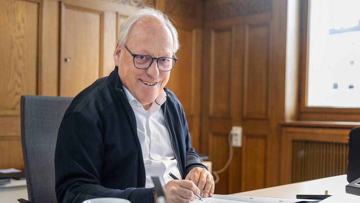 Nach einem Sturz von der Leiter ist Pit Clausen gesundheitlich gehandicapt. Doch auch in den letzten Tagen im Amt versieht er seinen Dienst. | © Oliver Krato