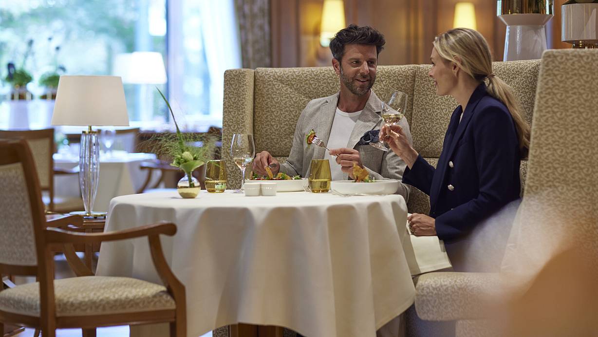 Fein dinieren nach der Lesung: Kulinarische Höhepunkte sind beim "BuchSalon" im Gütersloher Parkhotel frei zubuchbar. | © Viveno