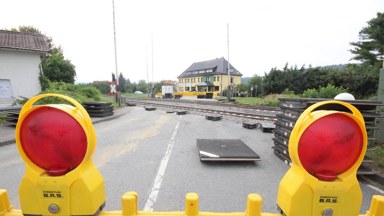 Bleibt länger gesperrt: Der Bahnübergang Brakeler Straße in Ottbergen. | © David Schellenberg
