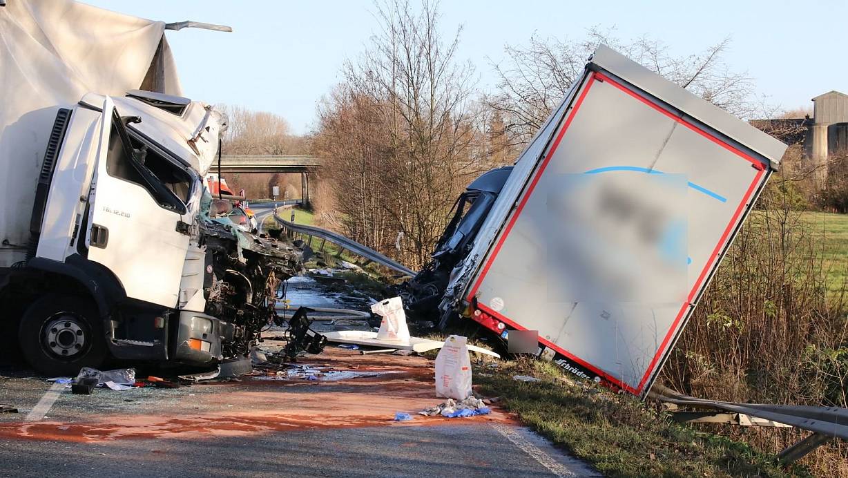 Bei diesem Unfall Mitte Dezember auf der B1 bei Schloß Neuhaus starben der Fahrer des linken Lkw sowie ein 24-jähriger Autofahrer. | © Marc Schröder