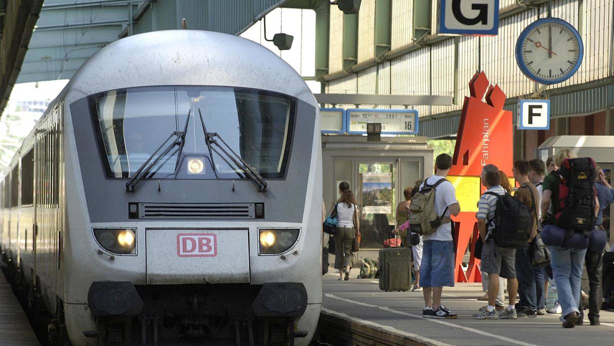Regelmäßig steht die Deutsche Bahn wegen Zugverspätungen in der Kritik. | © picture alliance