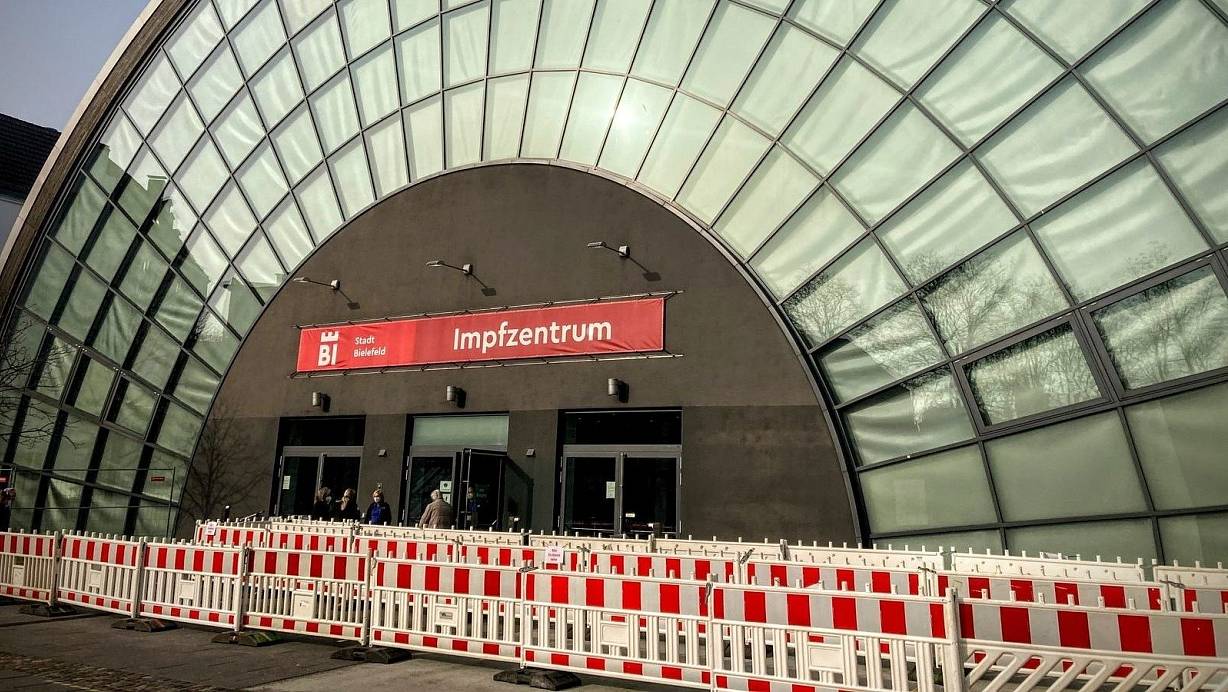Im Bielefelder Impfzentrum werden ab Samstag, 20. März, wieder Impfungen mit dem Vakzin von Astrazeneca gegeben. | © Jens Reichenbach