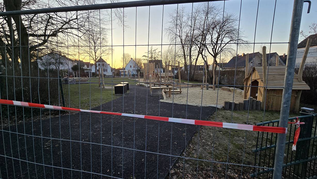 Zu einem der größten Spielplätze in Bünde-Mitte – dem Spielplatz an der Ecke Südring/Bohnenstraße, der bald neu eröffnet werden sollte - beibt der Zutritt nun noch auf unbestimmte Zeit versperrt. | © Gerald Dunkel