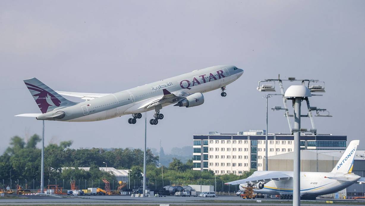 In diesem Flugzeug der Qatar Airways saßen am vergangenen Freitag 81 Menschen, die in ihr Herkunftsland Afghanistan zurückgebracht wurden. Unter ihnen der 25-jährige Sexualtäter, der zuletzt in Bünde wohnte. | © Jan Woitas/dpa