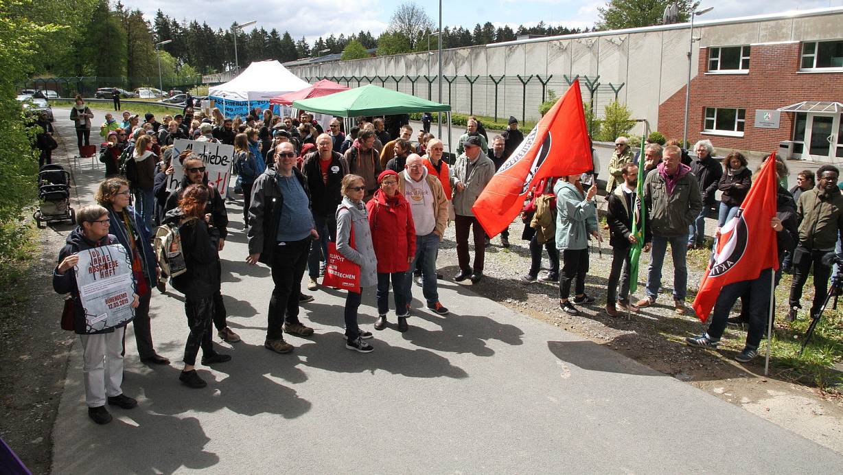 Gegen Abschiebung und Abschiebehaft demonstrierten im Mai 2019 Menschen vor der Unterbringungsanstalt in Büren. | © Johannes Büttner