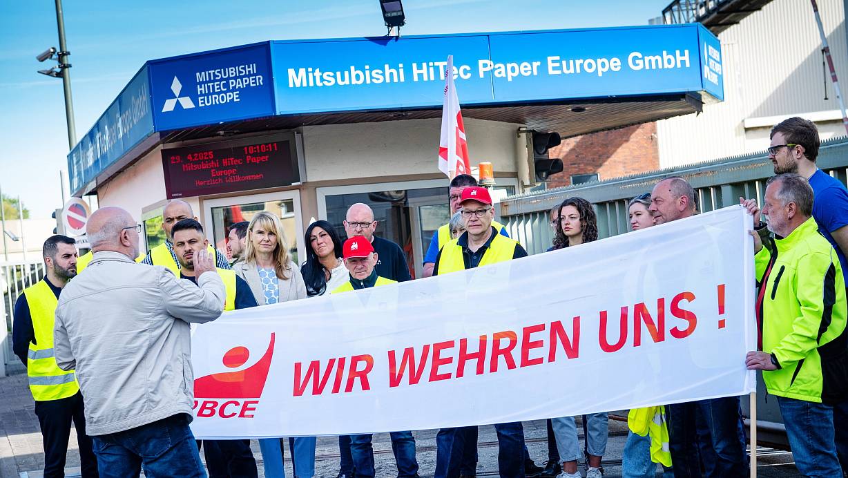 Über Stunden hinweg protestierten jeweils einige Mitarbeiter und Mitarbeiterinnen der Bielefelder Papierfabrik für einen gewissen Zeitraum gegen den drohenden Stellenabbau. Dem Betriebsrat zufolge haben sich insgesamt etwa 120 Beschäftigte beteiligt. | © Barbara Franke