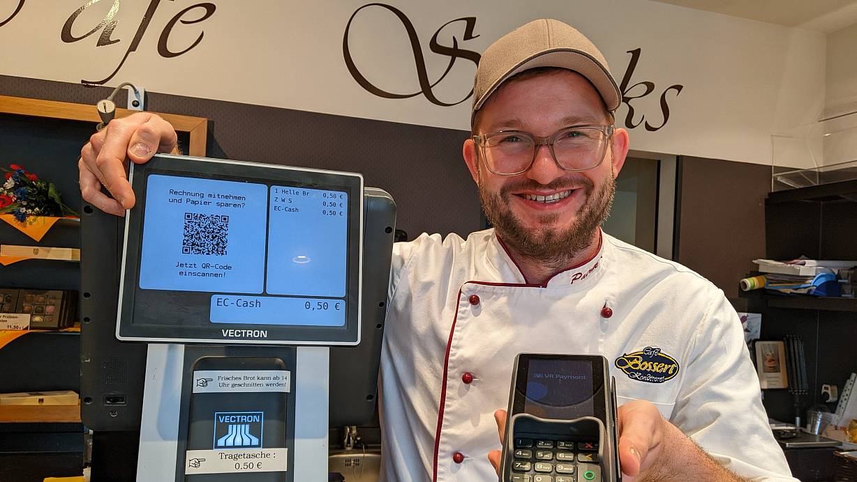 Die meisten Kundinnen und Kunden der Bäckerei Bossert zahlen bereits auf elektronischem Weg. Noch wird aber auch Bargeld angenommen, erzählt Juniorchef Patrik Kröger. | © Anja Hanneforth