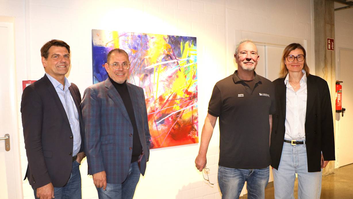 Freuen sich, dass es Matthias Poltrock (2. v. rechts) nach seinem Schlaganfall langsam wieder besser geht (v.l.): Mario Leisle von der Schlaganfall-Stiftung, Achim und Anja Lübbering. Im Hintergrund ist das erste Bild des Künstlers nach dem Schlag zu sehen. | © Anja Hustert