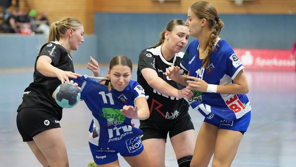 Jöllenbecks Melina Gerdes (l.) und Jette Knabbe im Clinch mit ihren Gegenspielerinnen am Kreis. | © Peter Unger