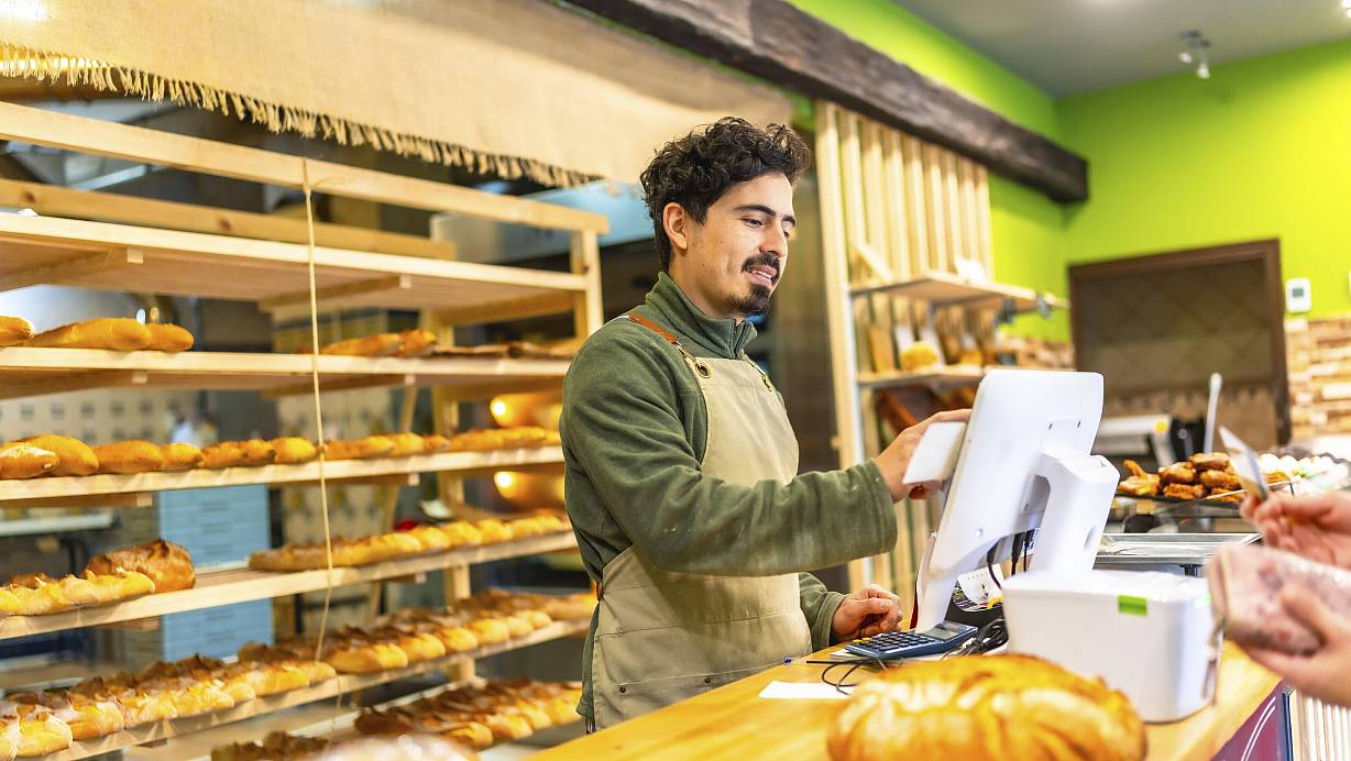 Etwa 30 Prozent der Kunden der Gütersloher Bäckereien Glasenapp und Birkholz zahlen aktuell mit Karte. | © picture alliance / imageBROKER