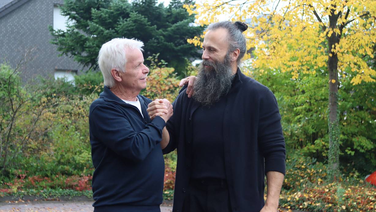 Besonderes Wiedersehen im KReis Gütersloh: Ulrich Bröckling (l.) bedankt sich bei seinem Lebensretter Besim Mazhiqi. | © Anna Lena Hinder