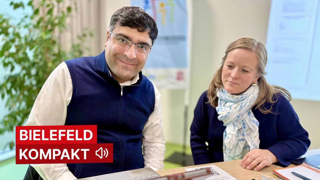 Rechtsanwalt Ridvan Ciftci und Quartiersmanagerin Friederike Kneip sprachen im Stadtteilzentrum Oberlohmannshof in Bielefeld mit den Mieterinnen und Mietern. | © Neue Westfälische