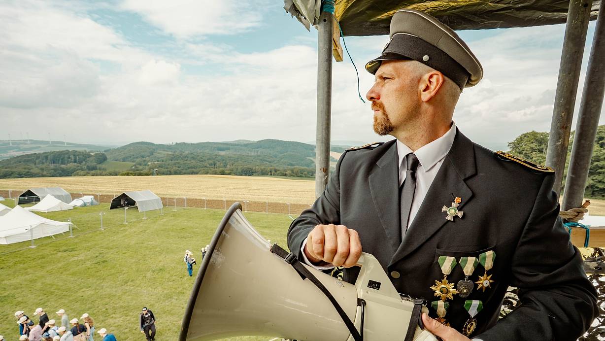 Die Szenerie des „Lippe SOLA“ in Extertal gleicht auf den ersten Blick einem Hochsicherheitstrakt. Danny Riediger spielt den Gefängnis-Direktor. | © Gemeinde am Grasweg Lemgo