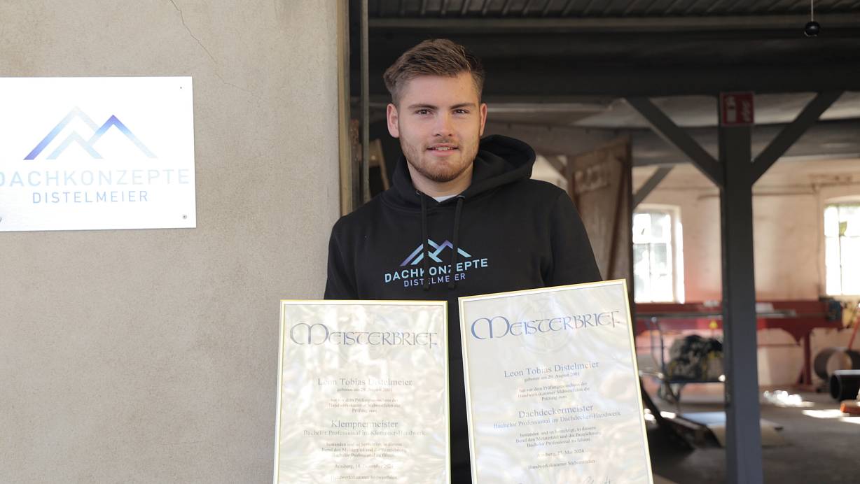 Leon Distelmeier vor seiner Werkstatt in der Straße "Im Kanaan". | © Lena Kley
