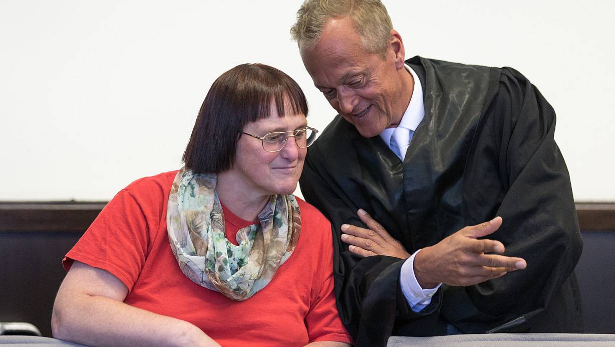 Die Angeklagte Angelika W. neben ihrem Verteidiger Peter Wüller im Landgericht Paderborn. Am Mittwoch steht das Gutachten zu ihr im Mittelpunkt des Prozesses. | © picture alliance/dpa