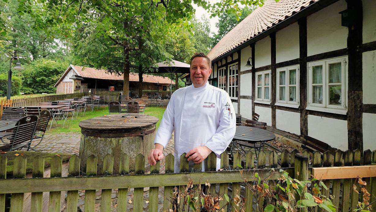 Vor zehn Jahren hat Silvio Eberlein den Museumshof Buschkamp übernommen und wohnt auch dort. Er fühlt sich in Bielefeld-Senne und im Grünen mit seiner Familie sehr wohl. | © Susanne Lahr