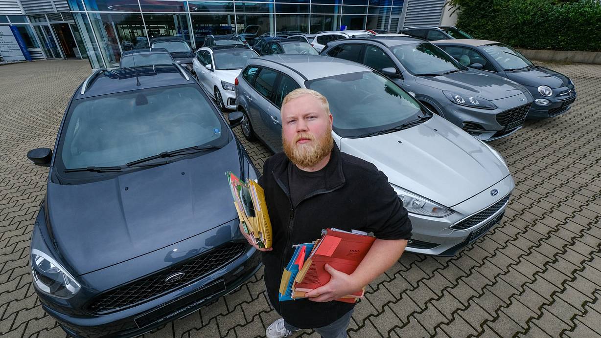 Autohaus-Disponent Ron Strüwe wartet derzeit auf die Zulassung von insgesamt 23 Fahrzeugen. | © Andreas Zobe/NW