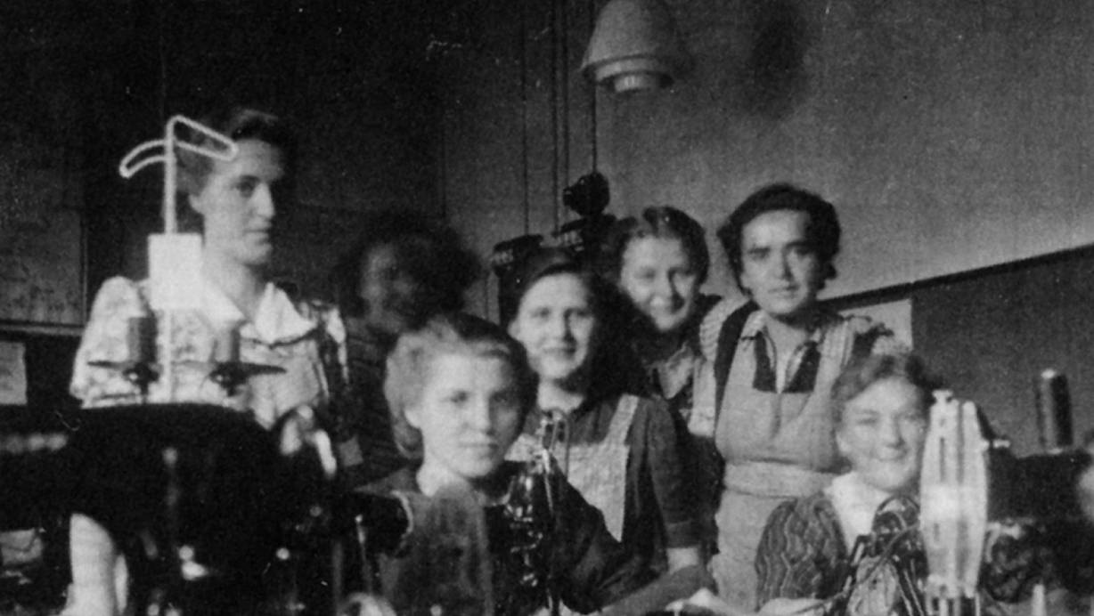 Firma Jensch und Welter um 1940: Das Foto zeigt Irmgard Hagemann (2. v. r. stehend) im Kreise ihrer Arbeitskolleginnen. | © Privatbesitz