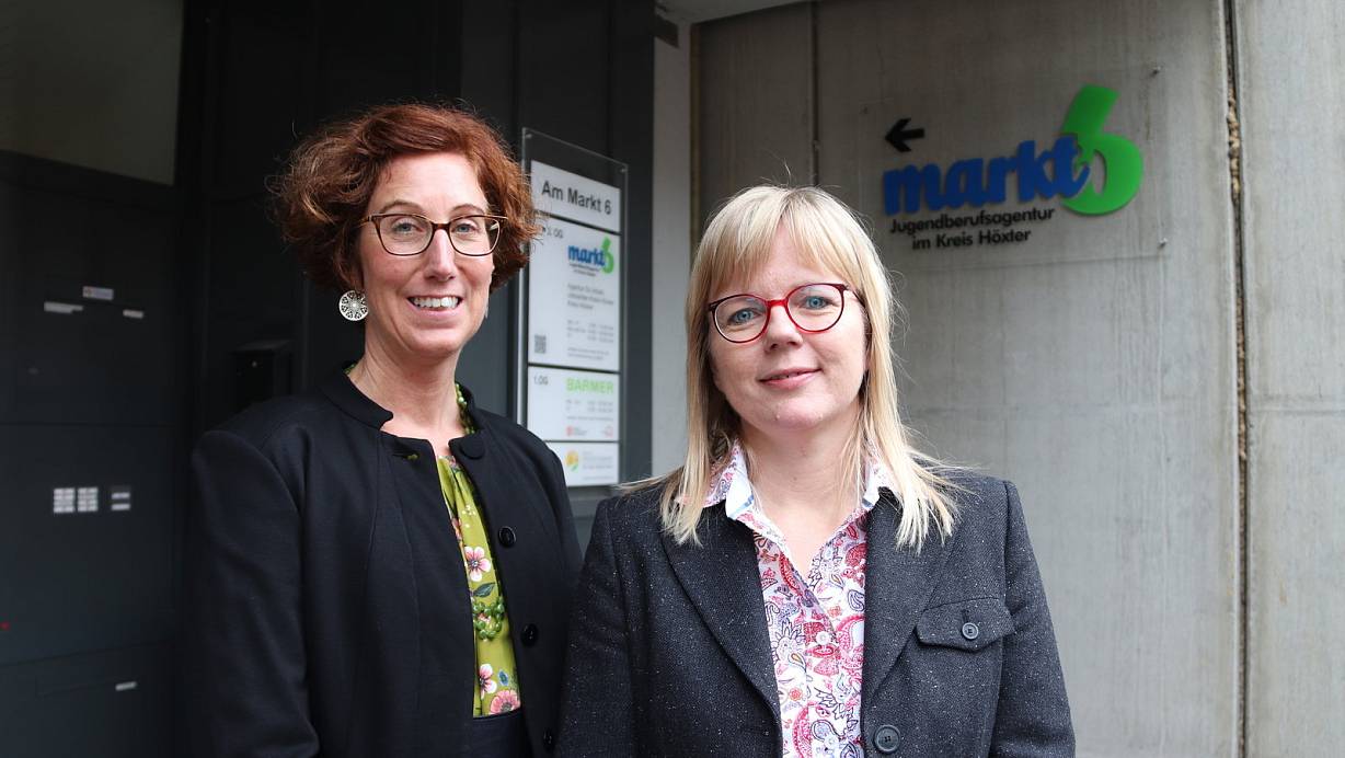 Vor Ort: Melanie Thüs (l.) und Maria Brakhane gehören zu den Ansprechpartnern im Markt 6. | © Amina Vieth