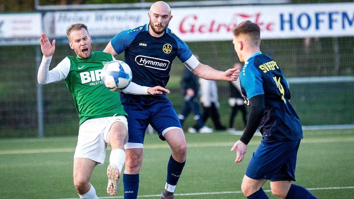 Heepens Fußballer (blaue Trikots) beweisen bereits im Halbfinale gegen Dornberg), dass sie keine Angst vor größeren Namen haben. | © Barbara Franke