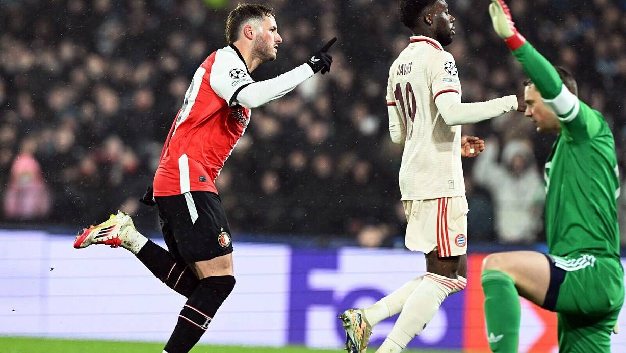 Typische Geste von Manuel Neuer (r.) bei einem Gegentor. | © Federico Gambarini/dpa