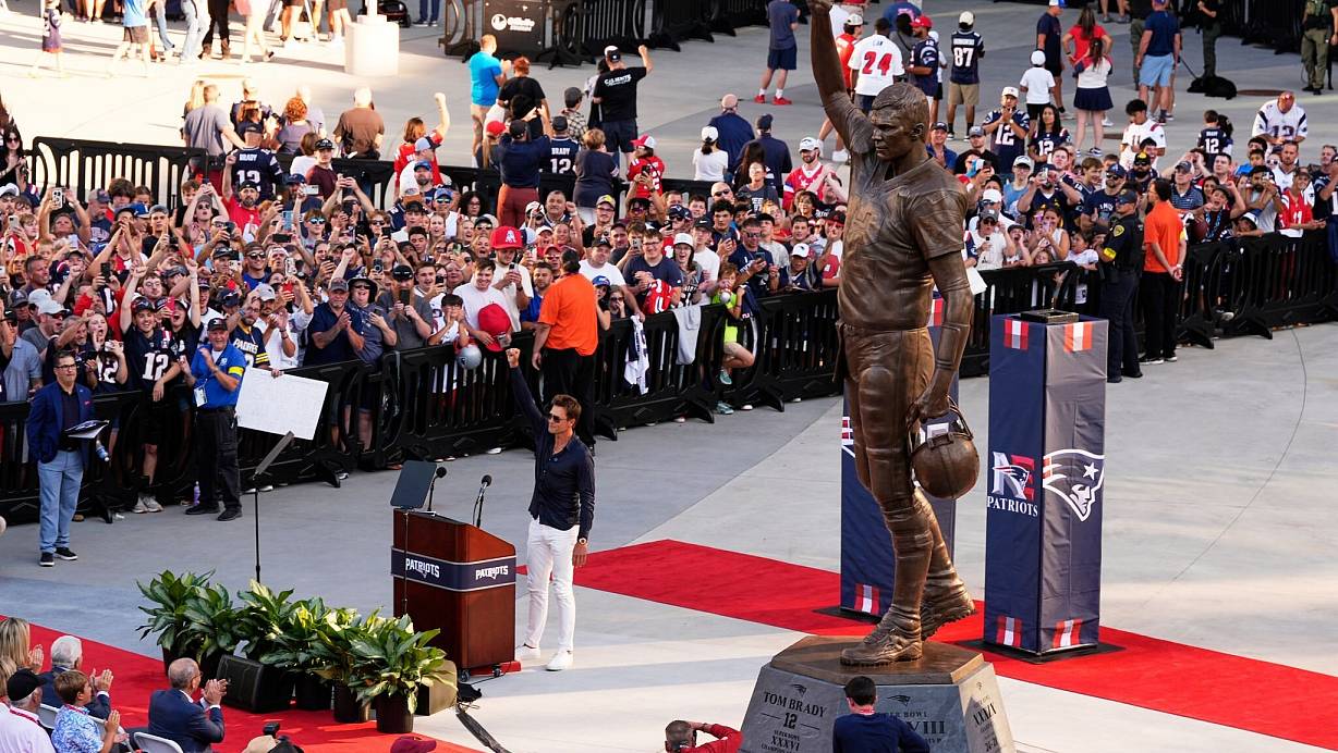 Tom Brady steht vor seiner 12 Fuß hohen Statue - in Anlehnung an seine Rückennummer 12. | © Charles Krupa/AP/dpa