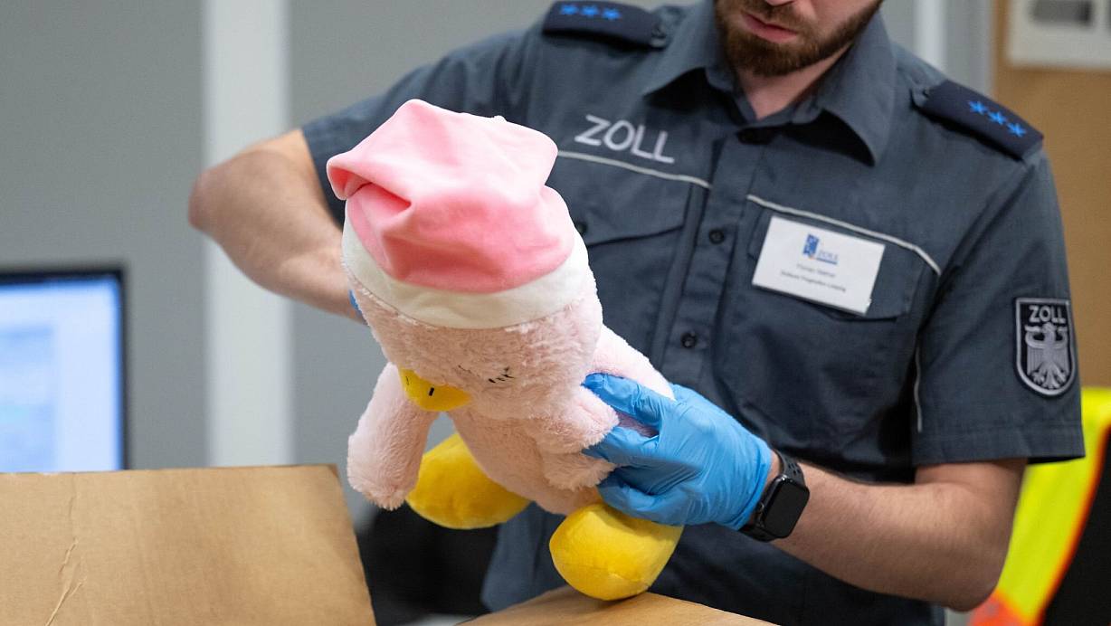 Im vergangenen Jahr schritten die Zollbehörden in der EU laut einem Bericht knapp 400.000 Mal ein und führten Dokumentenkontrollen, physische Kontrollen oder Labortests durch. (Symbolbild) | © Hendrik Schmidt/dpa
