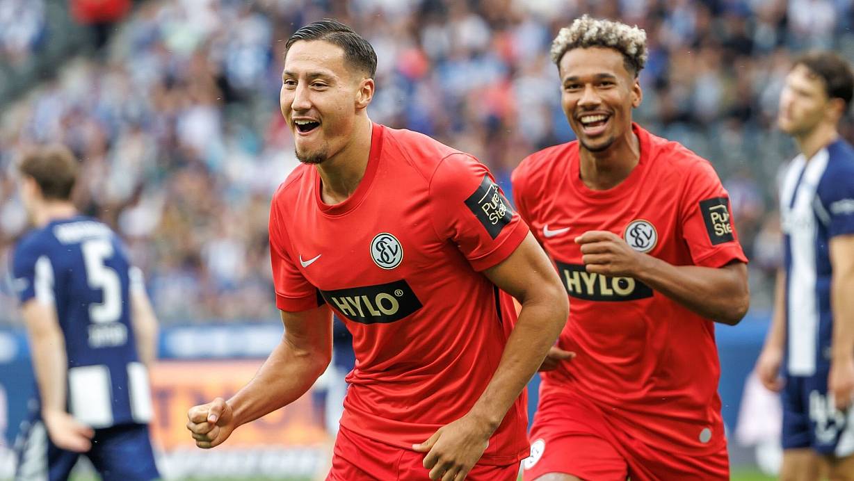 Traf doppelt für Elversberg: Younes Ebnoutalib (l). | © Andreas Gora/dpa
