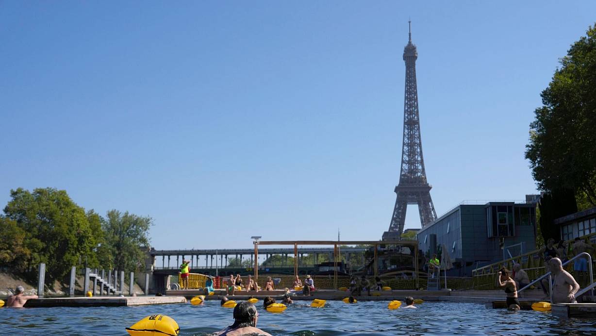 Die neuen Freibäder in der Seine kommen bei Einwohnern und Touristen gut an (Archivbild). | © Aurelien Morissard/AP/dpa