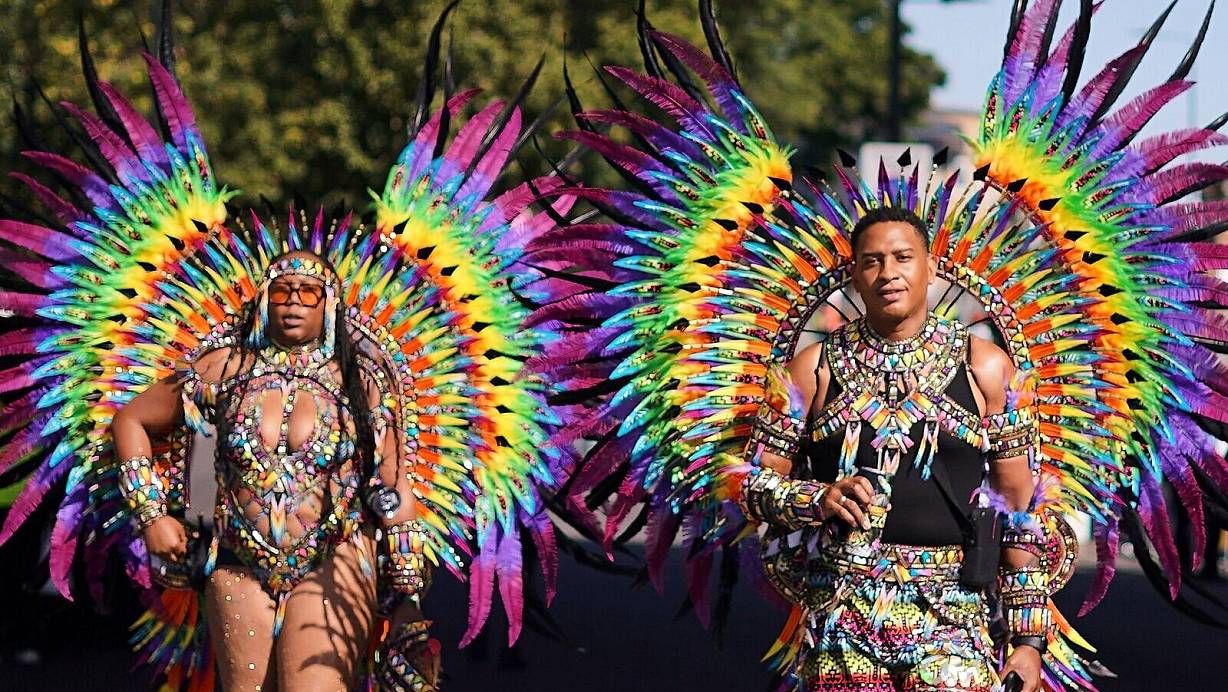 Beim Notting Hill Carnival gibt es bunte Kostüme, viel nackte Haut und karibische Rhythmen. | © Alberto Pezzali/AP/dpa