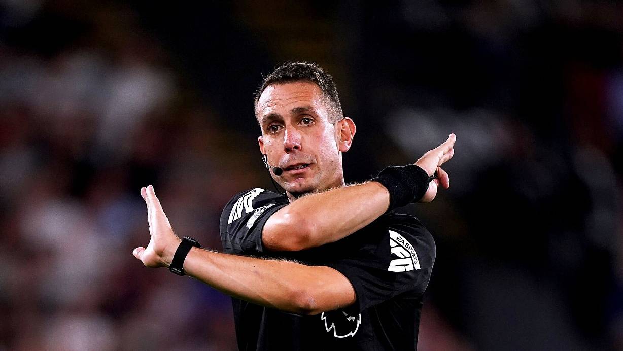 Der frühere Premier-League-Schiedsrichter David Coote ist wegen beleidigender Äußerungen über Jürgen Klopp vom englischen Fußballverband FA gesperrt worden. | © John Walton/PA Wire/dpa
