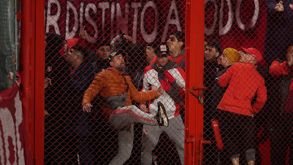 Wütende Fans: Bei der Copa Sudamericana kam es zu Auseinandersetzungen. | © Gustavo Garello/AP/dpa