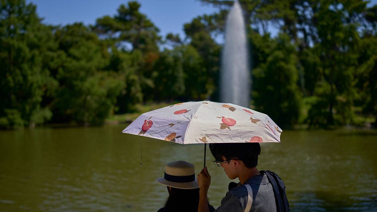 Trotz der Hitze mit Temperaturen von bis zu 39 Grad zog es viele Madrilenen und Touristen auf die Straßen der Hauptstadt. | © Manu Fernandez/AP/dpa