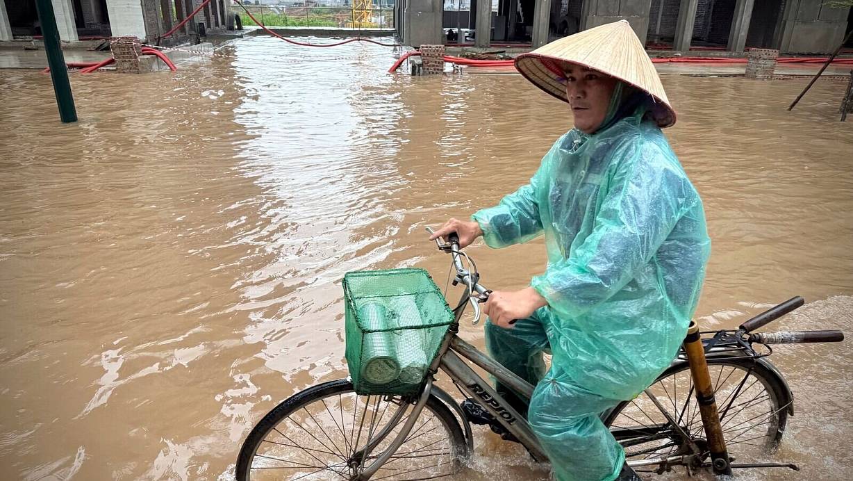 In Hanoi waren viele Straßen völlig überflutet. | © Hau Dinh/AP/dpa