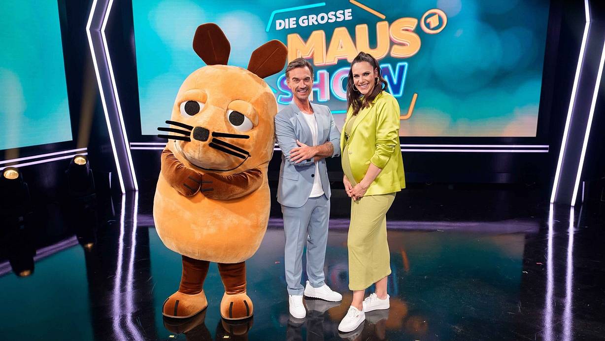 Vor ihrer Pause hatte Moderatorin Esther Sedlaczek ihren Kollegen und Vertreter Florian Silbereisen in der Show begrüßt. (Archivbild) | © Annika Fußwinkel/WDR/Foolproofed/dpa