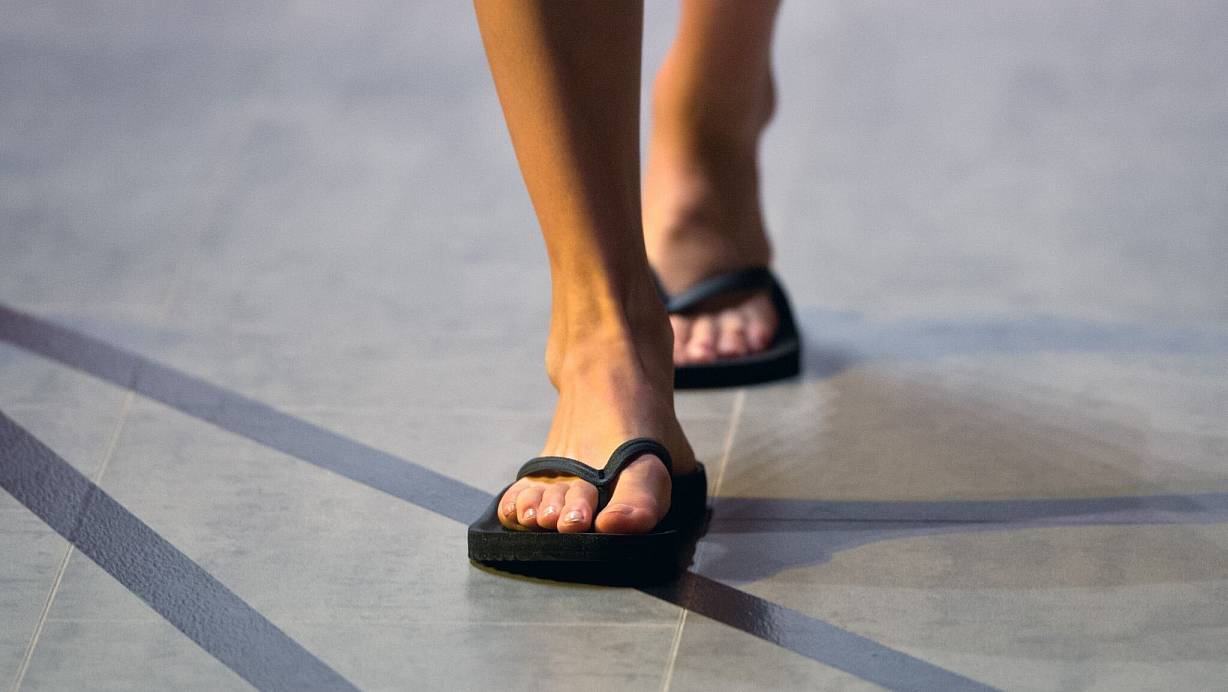 Flipflops sind sehr minimalistische Schuhe, was bei dauerhaftem Tragen eine Fußfehlstellung verschlimmern kann. | © Soeren Stache/dpa/dpa-tmn