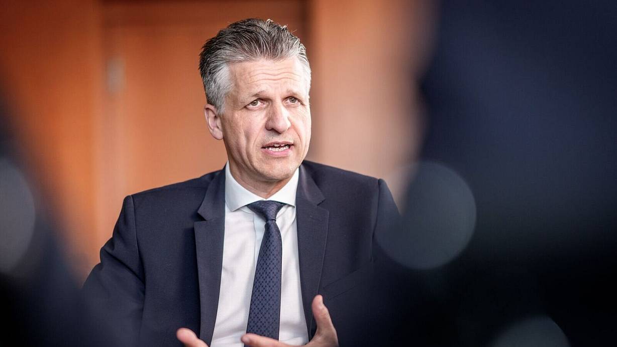 Wie können die Milliardenlöcher im Haushalt gestopft werden? Kanzleramtsminister Thorsten Frei (CDU) meint: Nicht mit Steuererhöhungen. (Archivbild) | © Michael Kappeler/dpa